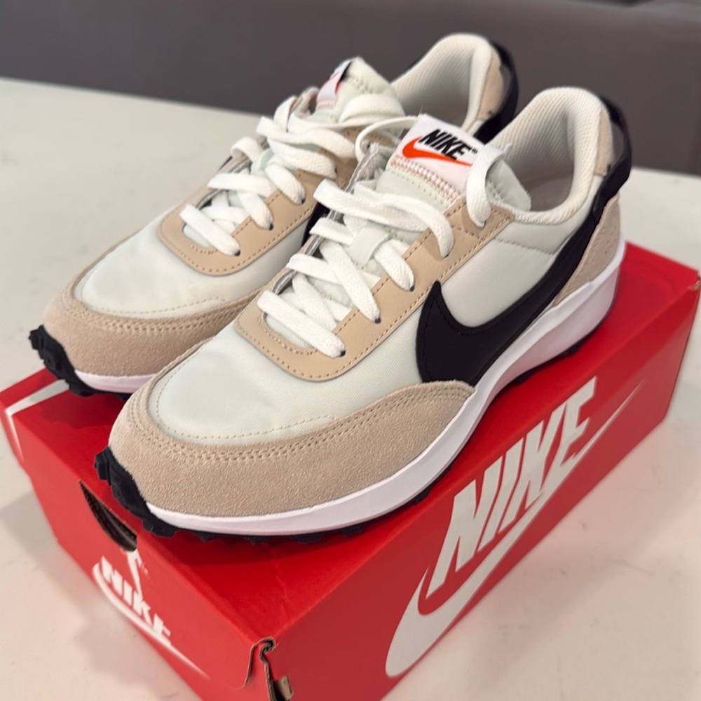 Nike Waffle Debut ~ WMNS size-7

New in Box
